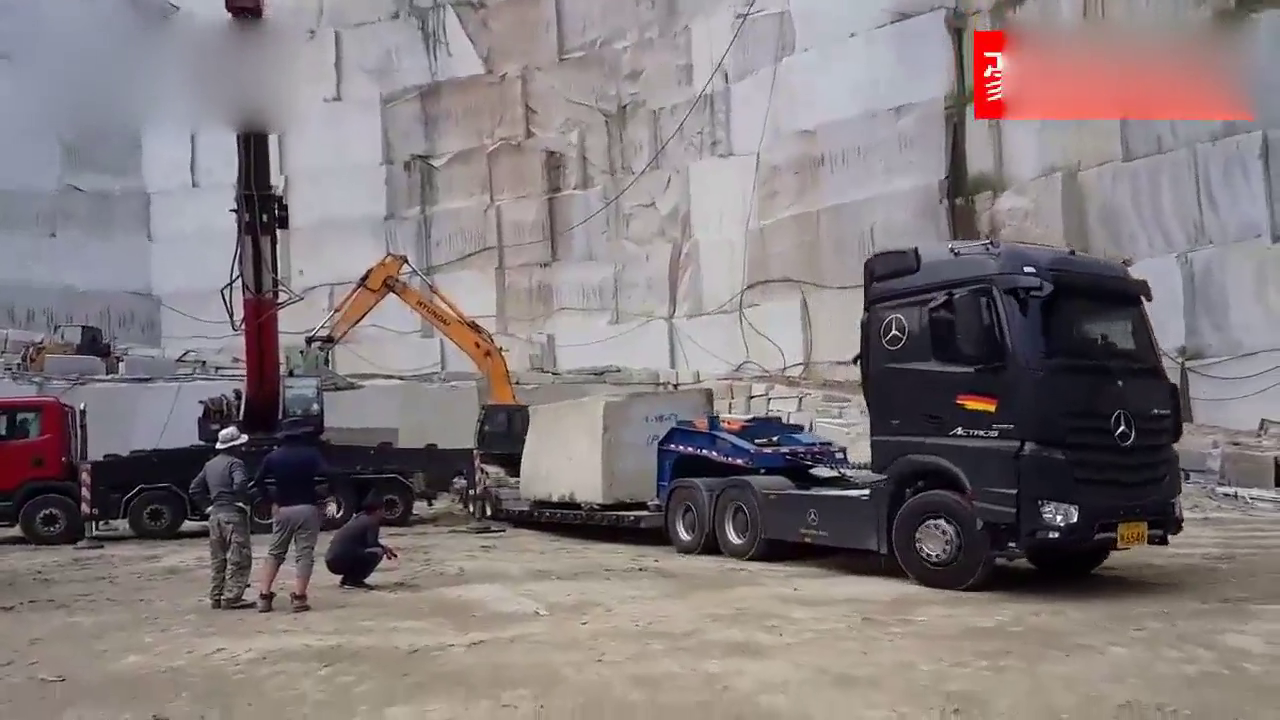 实拍奔驰卡车拉着100吨重的巨石爬坡困难，卡特推土机前来救援