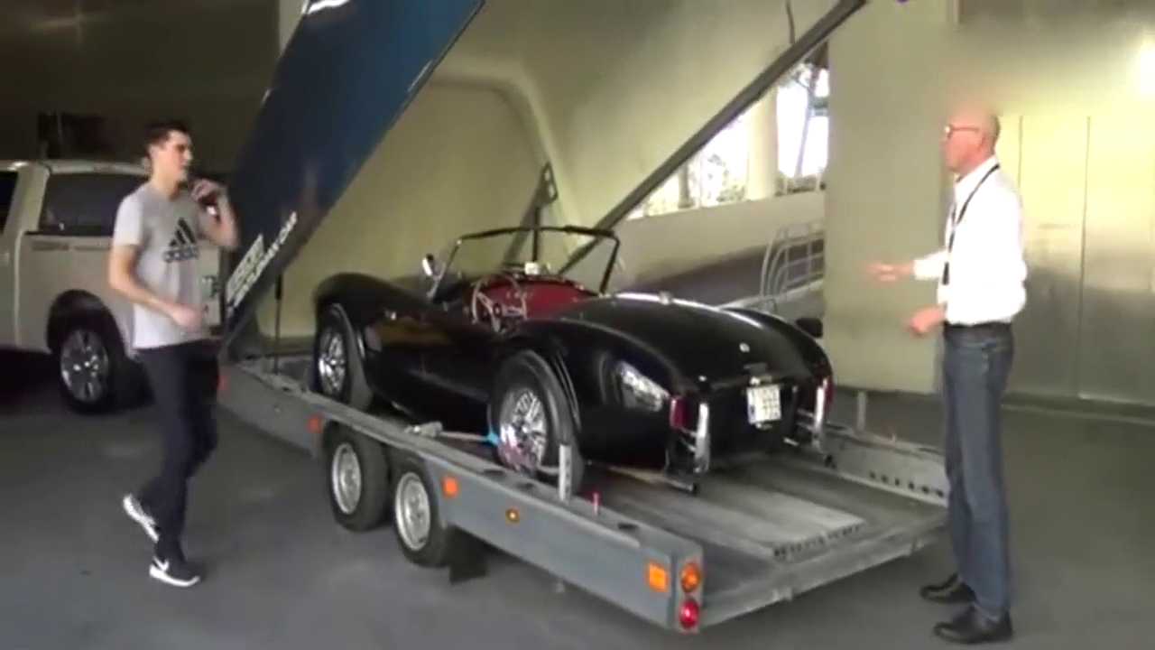 定制的眼镜蛇跑车到货，打开车厢 真经典!