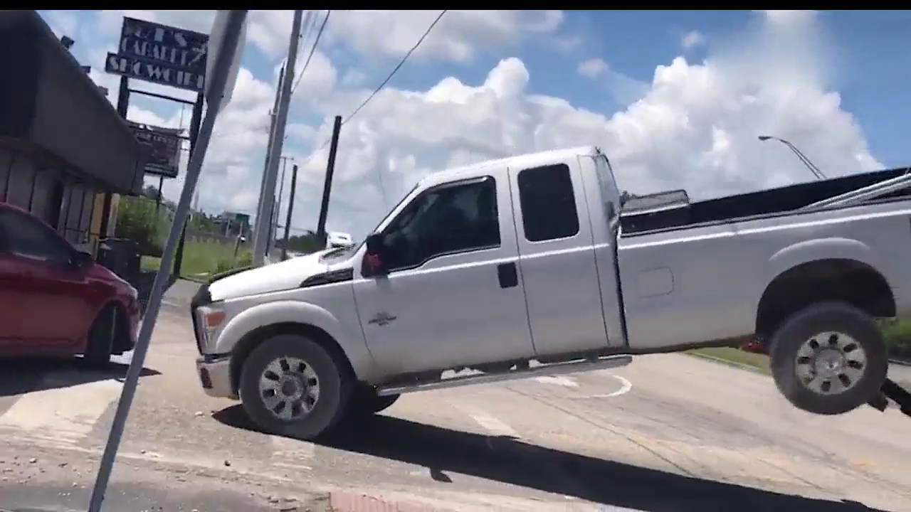 比比谁的性能好，较劲的卡车和拖车