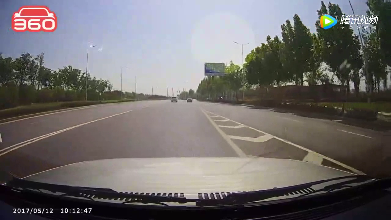 拐弯不看路酿惨剧 右转撞碎直行电动车