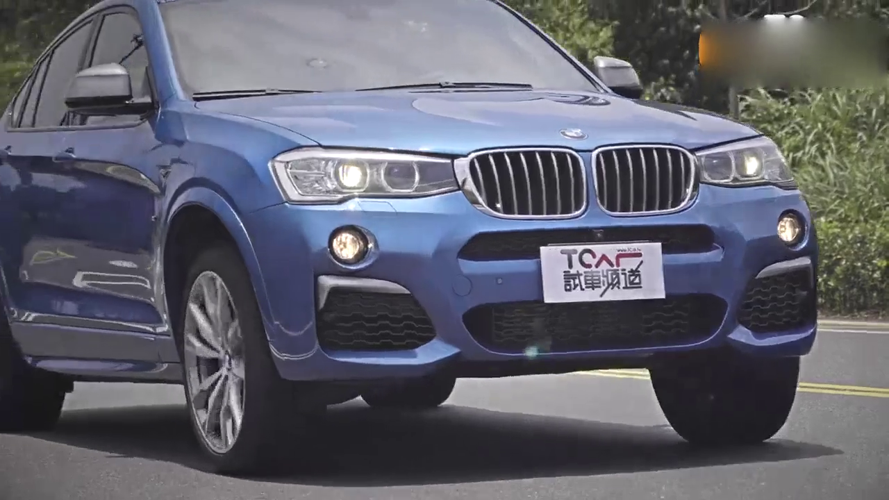 豪华车展上BMW X4 M40i 光鲜抢眼 新车试驾起来