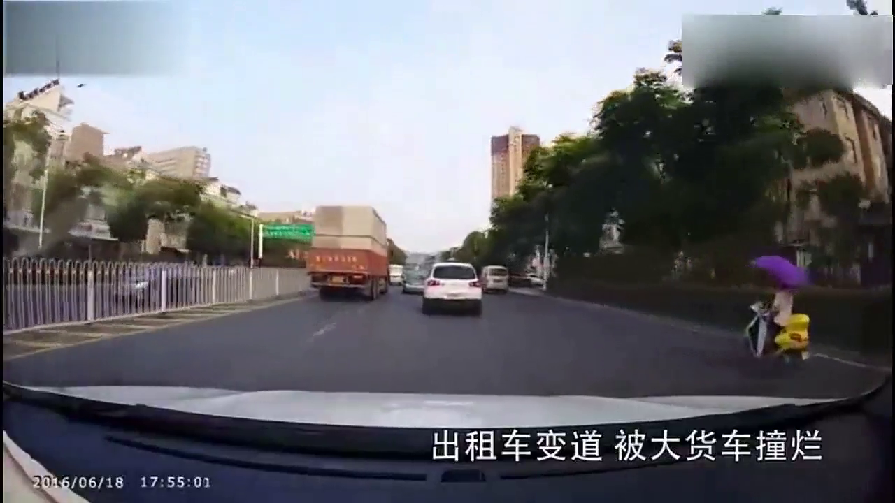 故意挨着大货车变道，出租车被撞烂了！