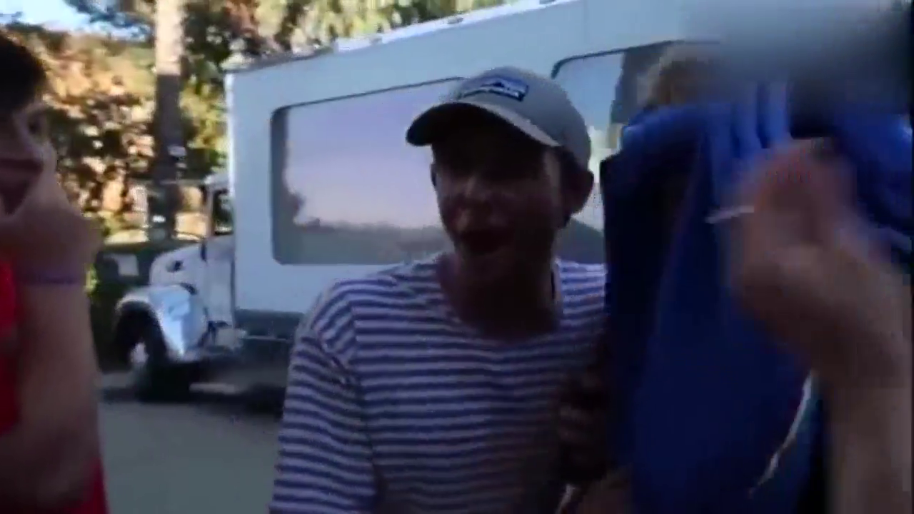 收到一辆兰博基尼跑车作为礼物，打开运输车厢后小伙懵圈了！