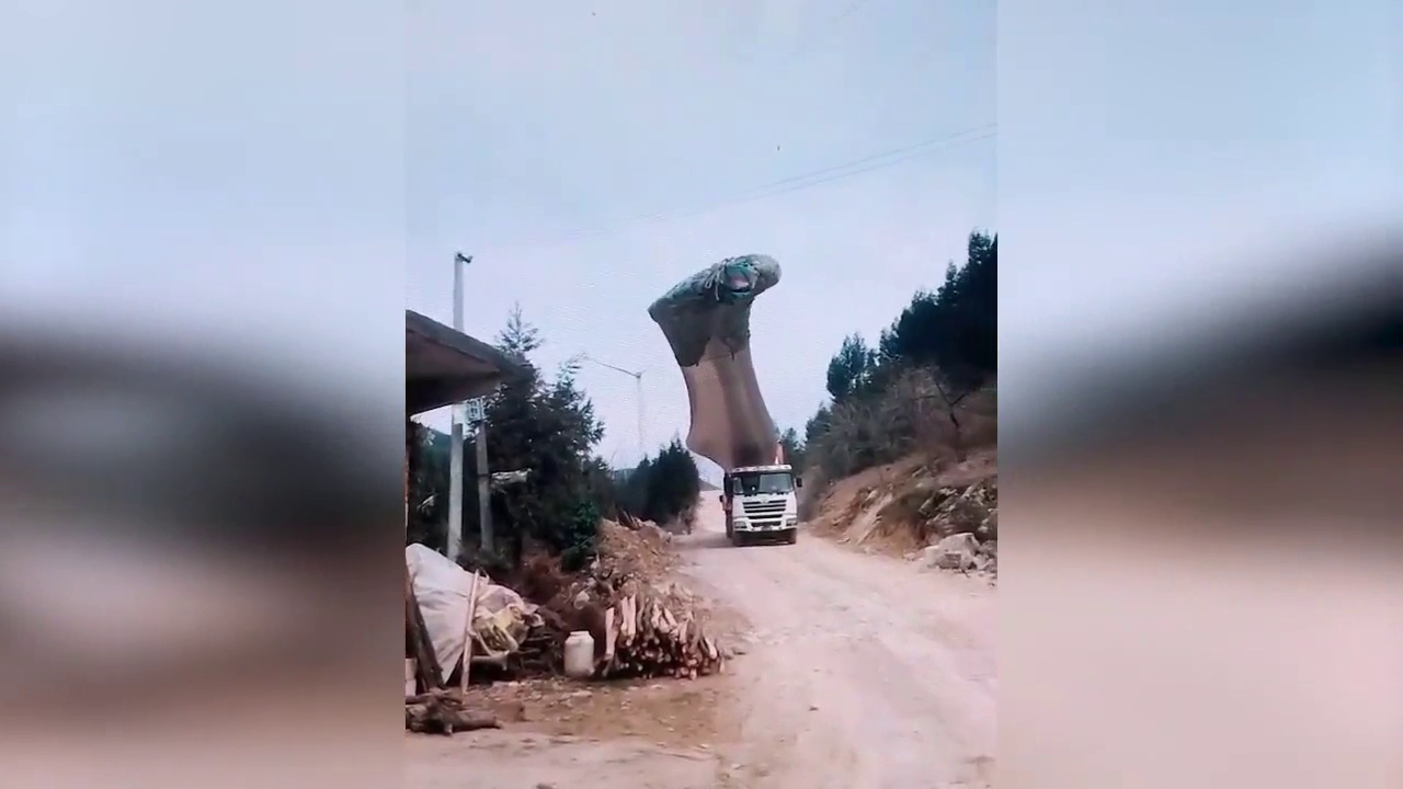 卡车拉了一个东西，这样看像什么