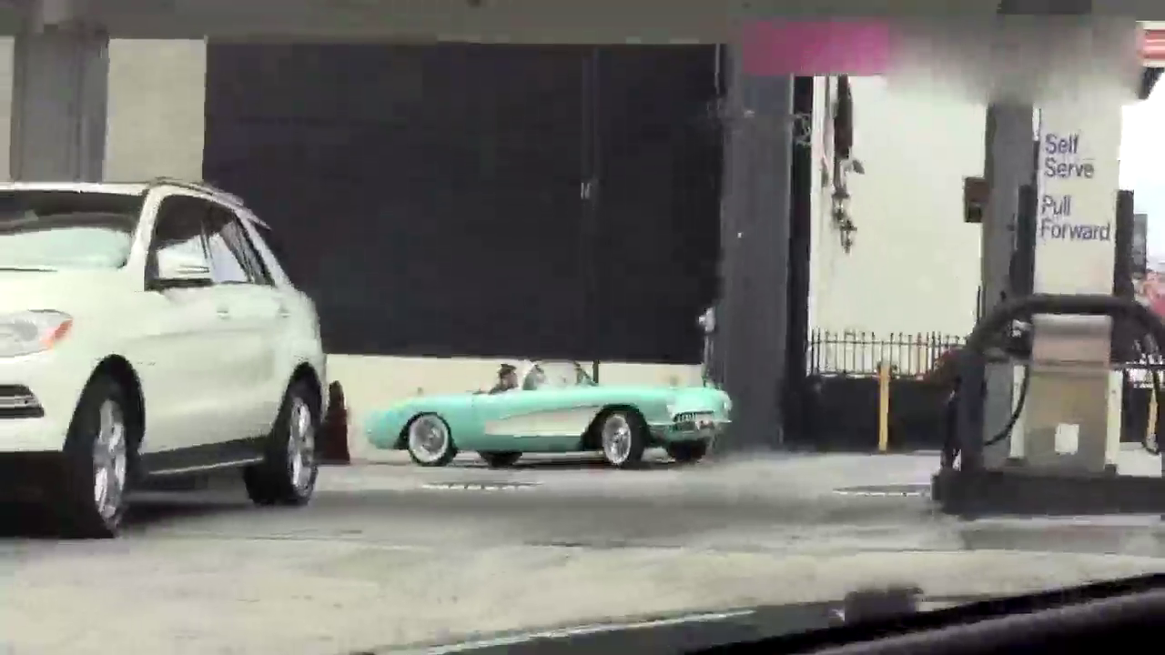 加油站跟踪两位漂亮的跑车女司机 被妹子竖中指