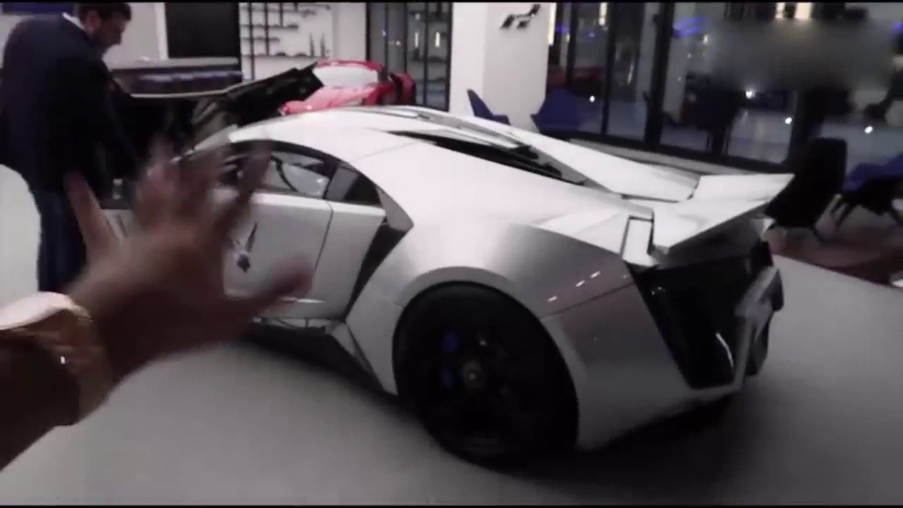 买九千万的超级跑车送了一件神秘赠品，打开以后才是奢华的开始！