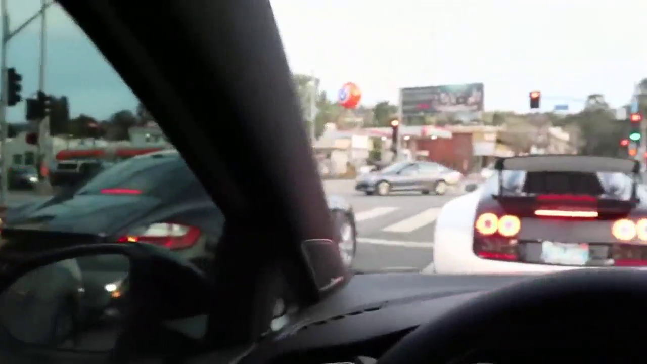 前面的跑车看起来很是牛，网友：能比旁边的保时捷30辆不在话下