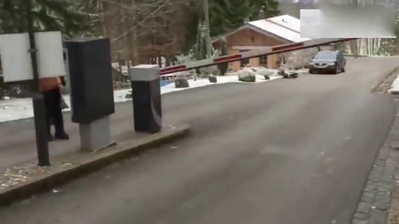 别不信！跑车过收费站一直都是免费的！