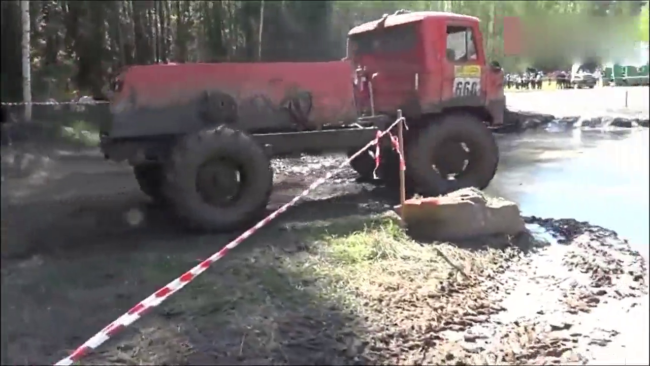 四驱卡车越野赛，参加比赛需要一定勇气，国内比赛只是小儿科