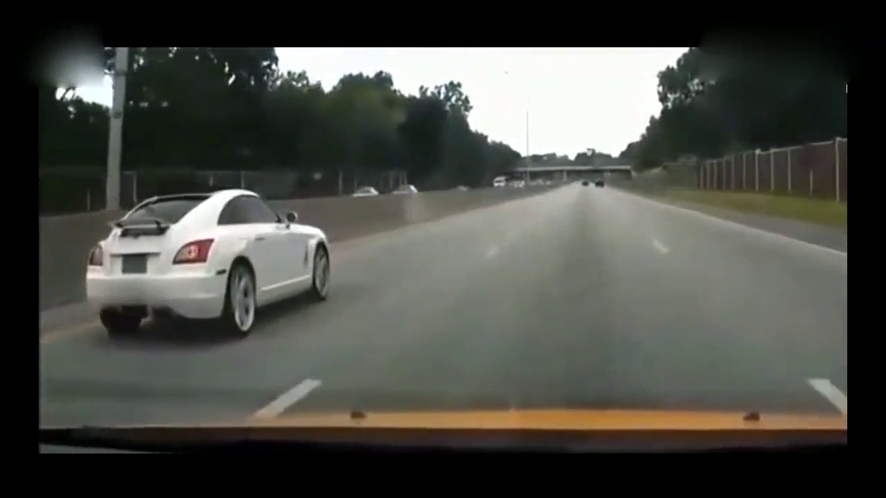 跑车自以为技术很牛，3秒后变成铁渣！