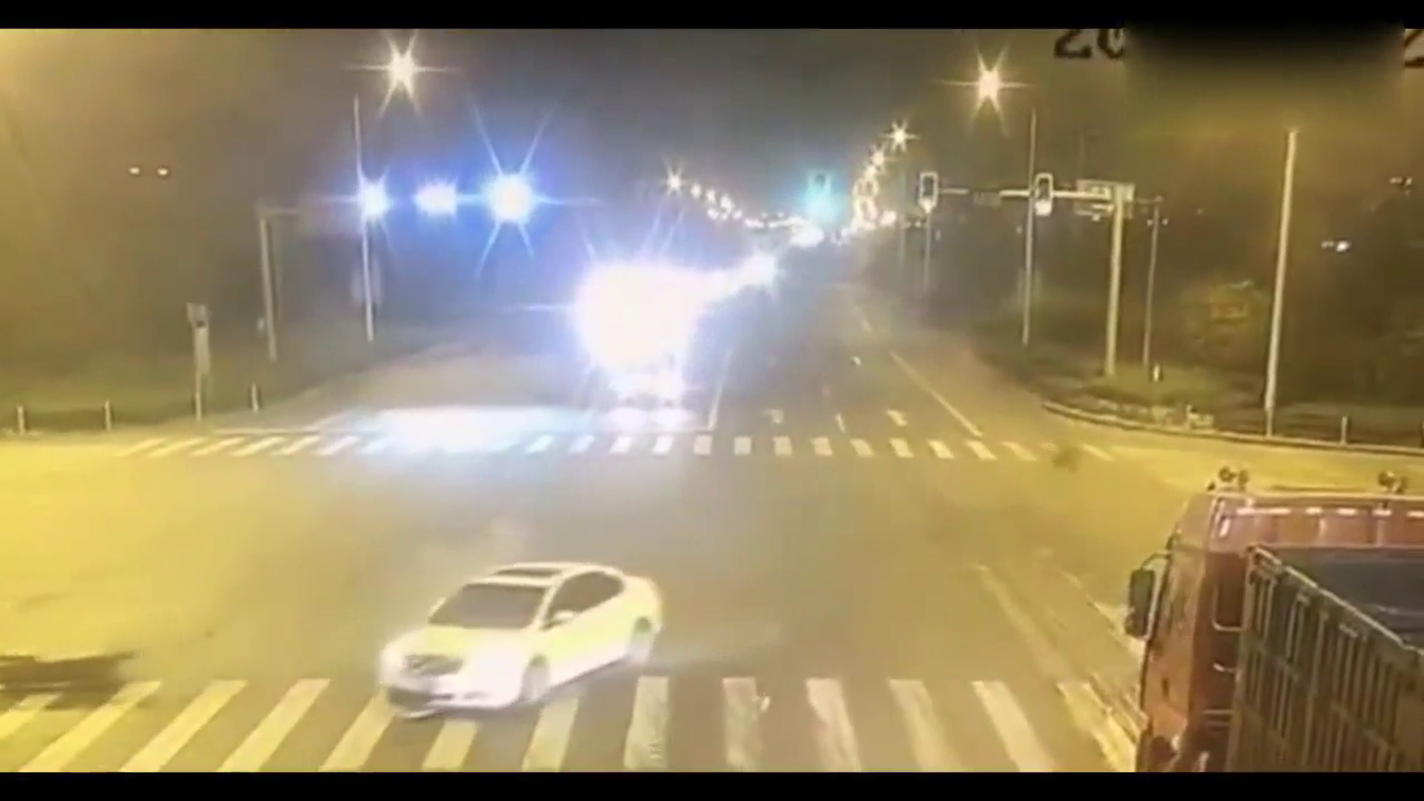 路口电动车丝毫不减速，这就是代价
