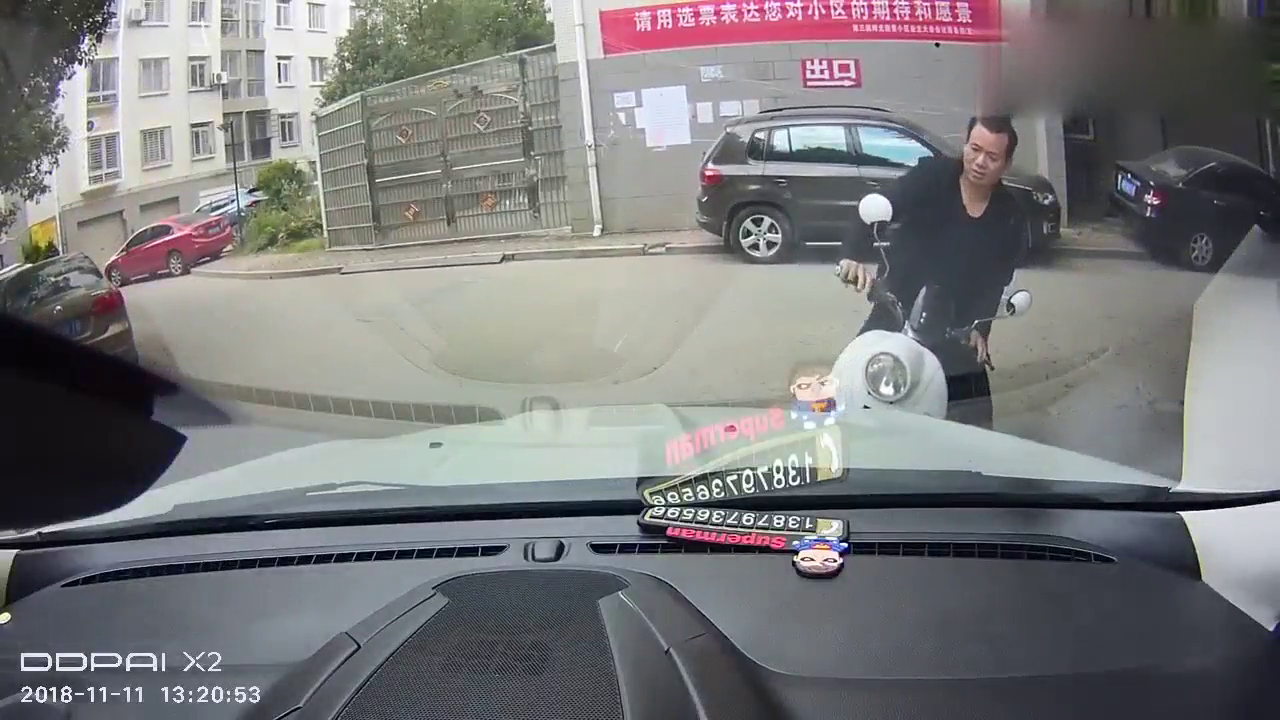 路口转弯我已经很慢了，没想到冲出来一辆电动车，好危险！