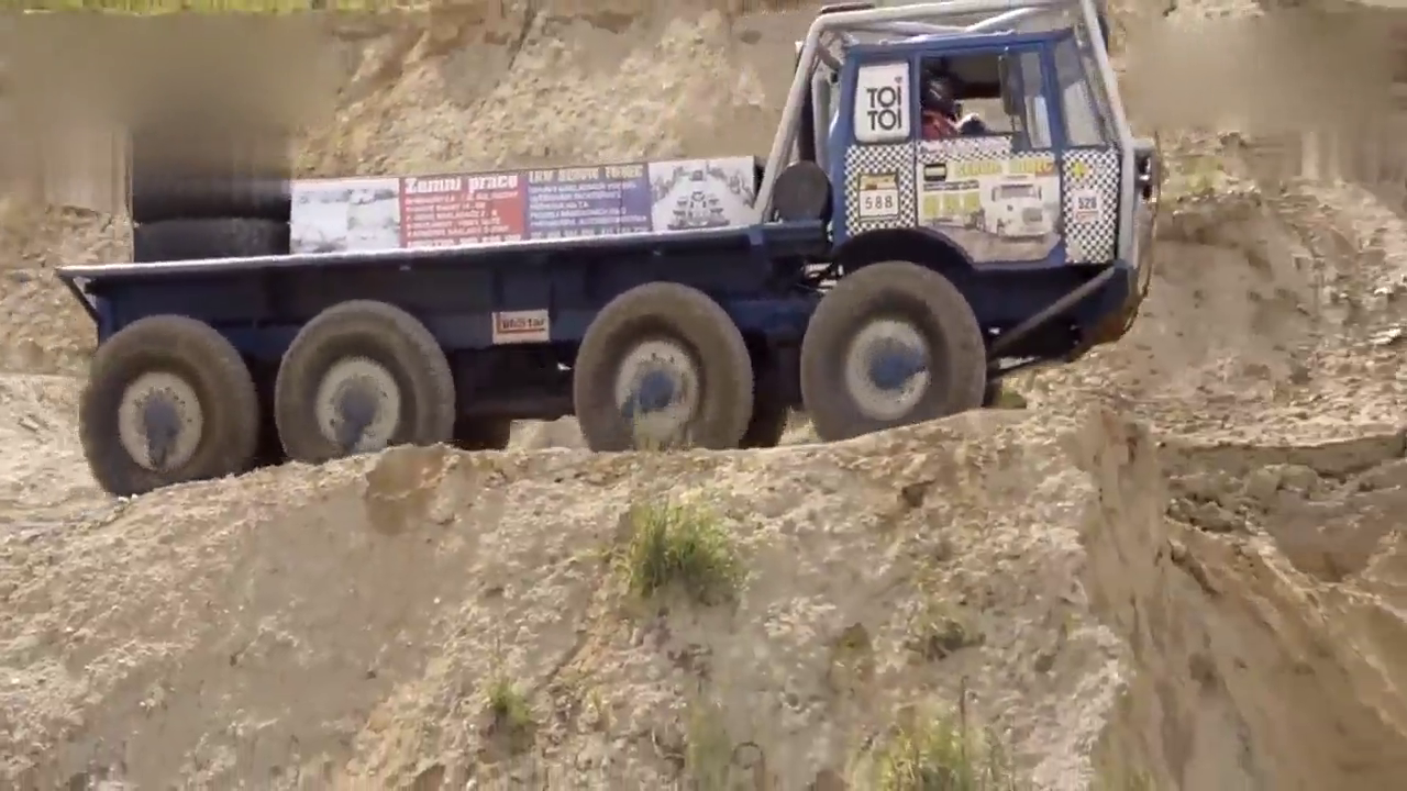 路虎卫士算什么，八轮卡车下秀技术下90度坡，瞬间被比下去