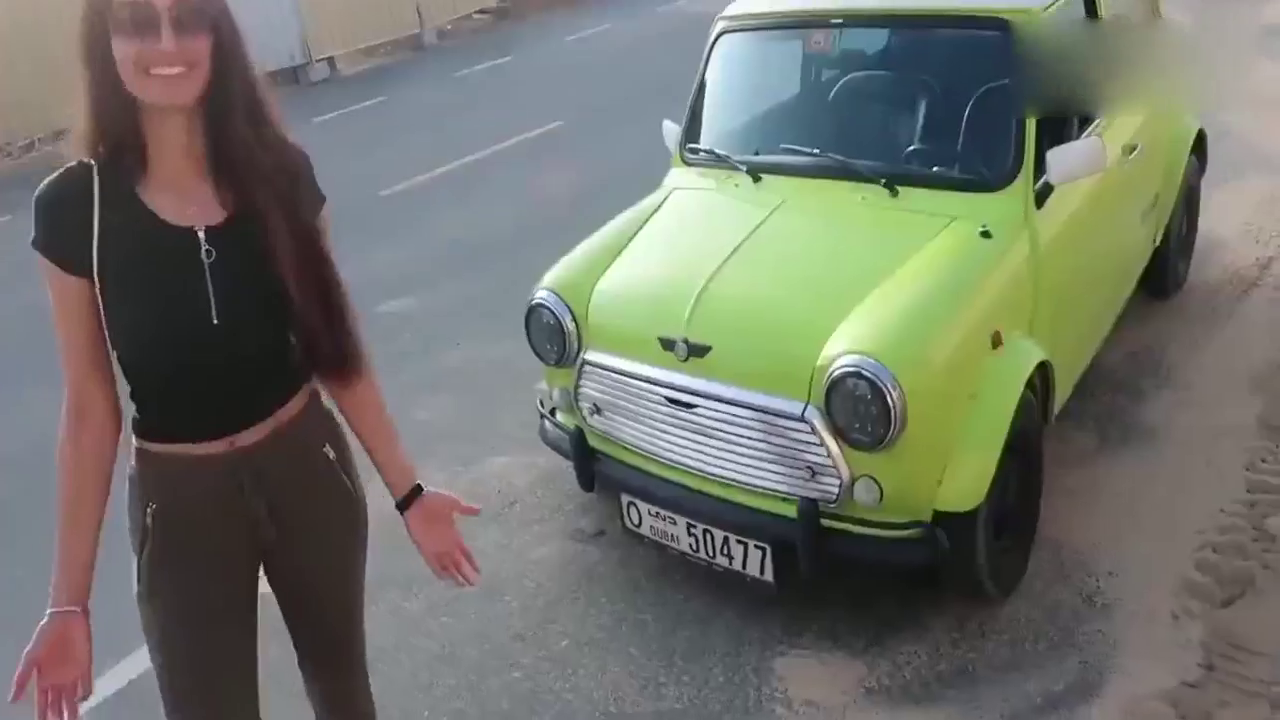 最小跑车后座，让人崩溃，美女体验的太值了！