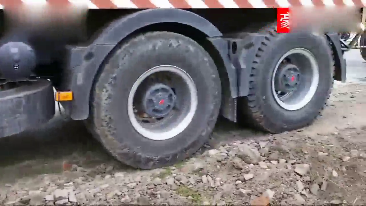 近距离感受一下重型卡车，沃尔沃440拉着FM12的一百多组轮子