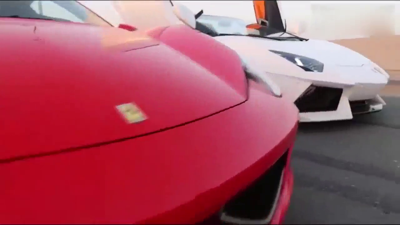 小伙坐在跑车发动机上玩耍，5秒钟后霸气上演！