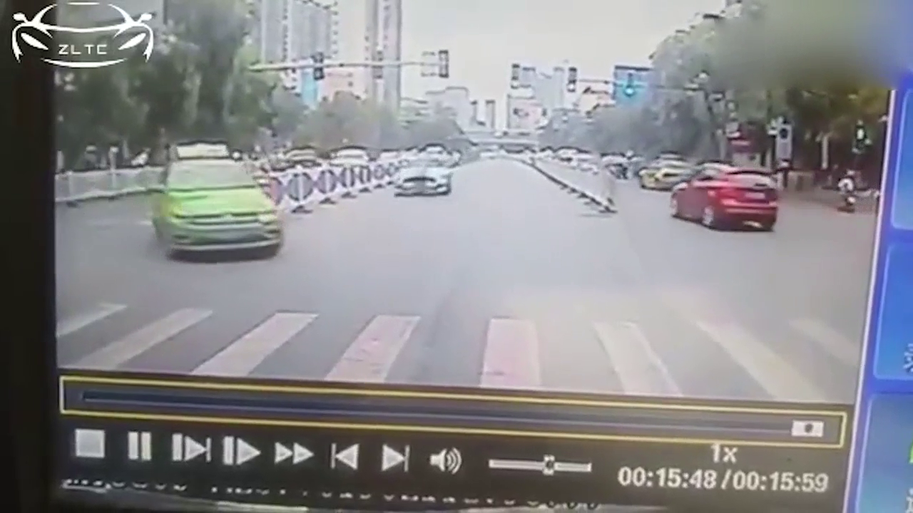 野马超速？还是出租车调头不看车？