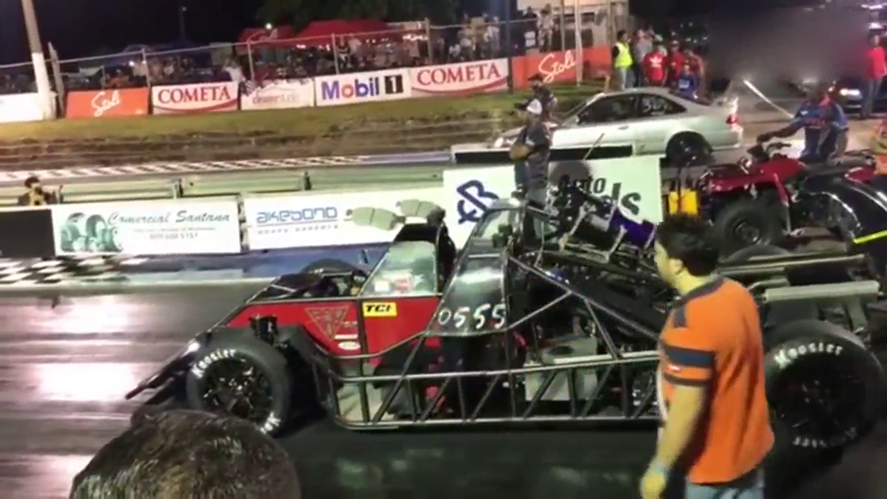 铲车的动力，跑车的速度，冲出去就像陨石