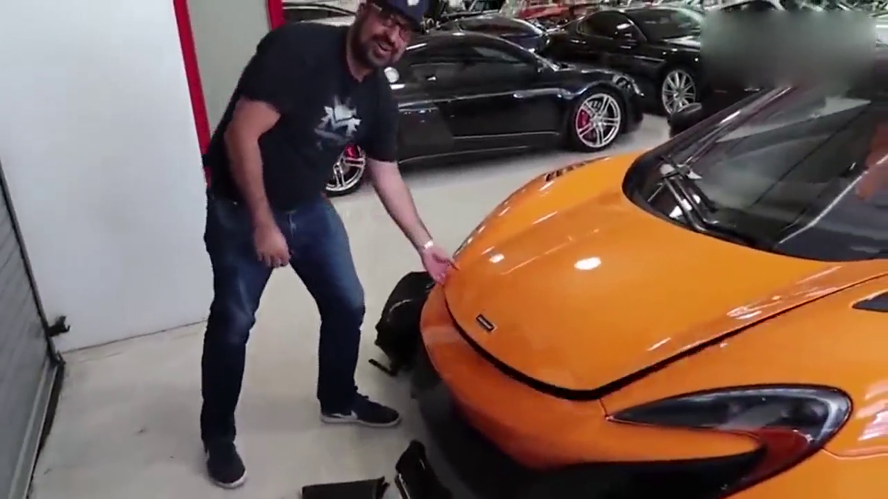 限量版迈凯伦跑车刚到货，打开前备箱后车主傻眼了！