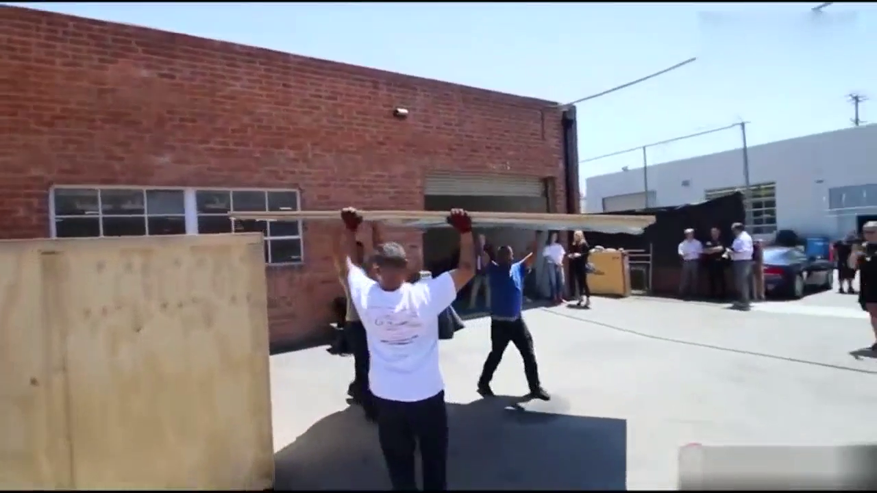 限量版超级跑车刚到货，拆箱10秒钟后霸气开始！