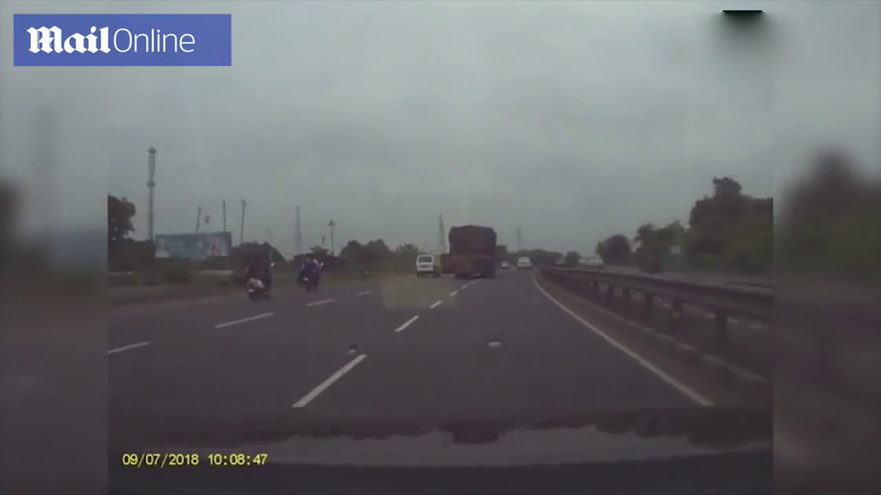 印面包车夺命超车被卡车撞后惊险180度转弯