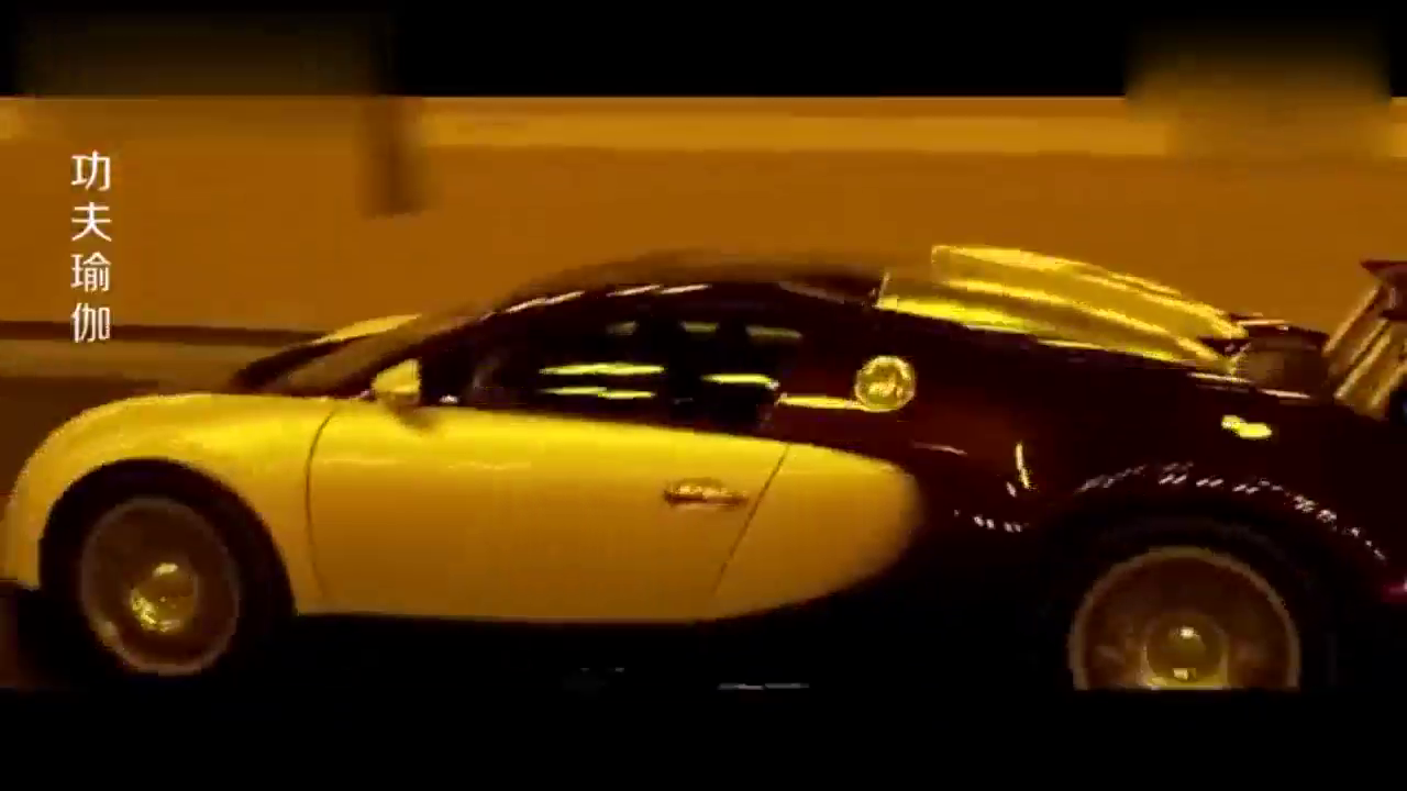 小鲜肉担任助教,在迪拜马路上开着跑车大秀漂移技术
