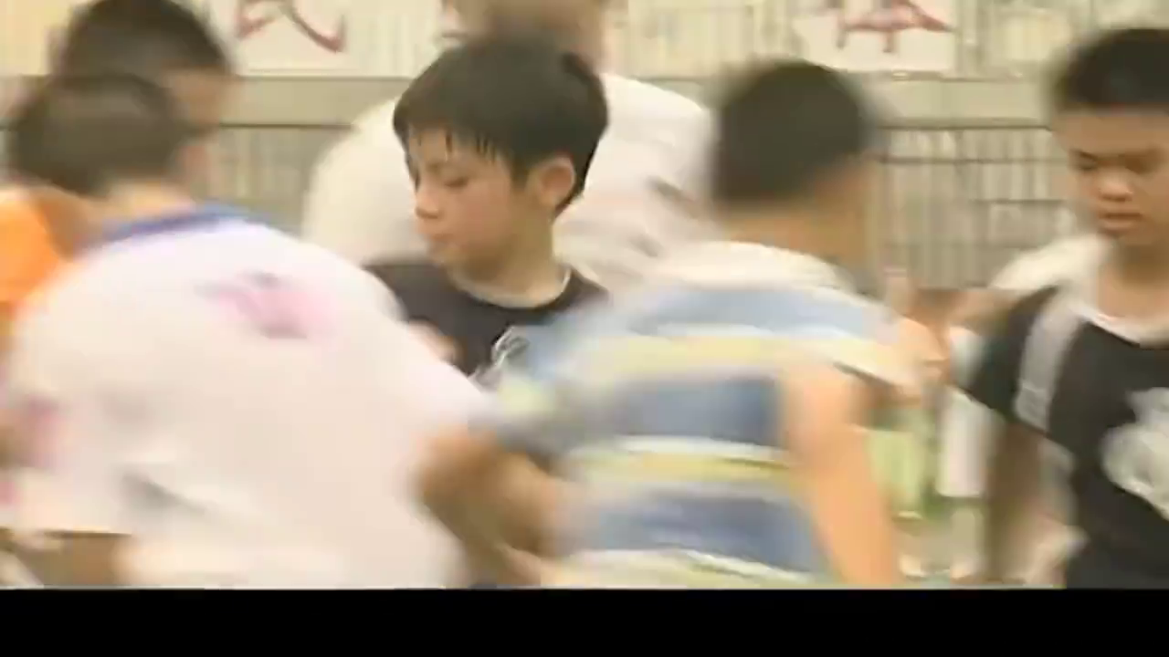 小男孩踢足球,不料一脚踢到走过来的小女孩,女孩老爸反应亮了
