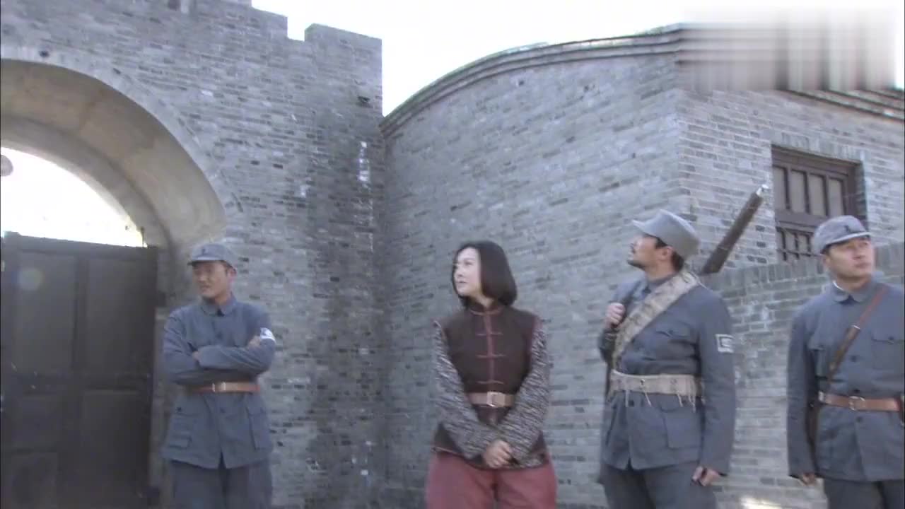 八路军小兵差点中枪,班长却用身体挡在了他前面,看完泪崩了
