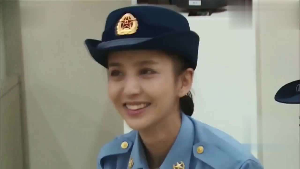 杨幂佟丽娅穿上军装实在太美了班长王威看了都不好意思了