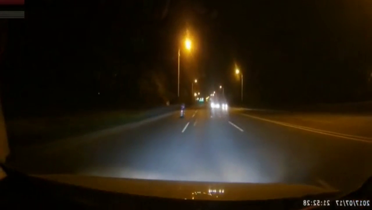 深夜女司机开车回家，不料电动车男子突然鬼探头，她还能躲过吗