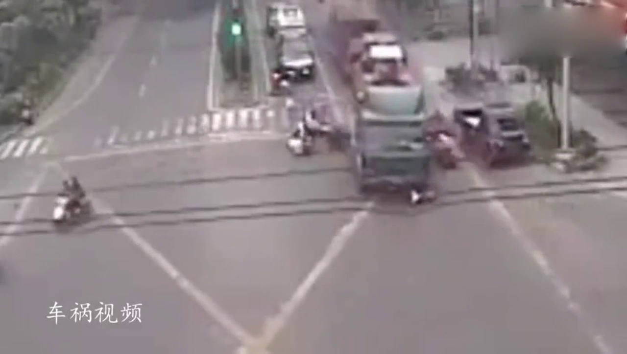 监控拍下十几辆电动车正等红灯，大货车的出现真是不忍直视！