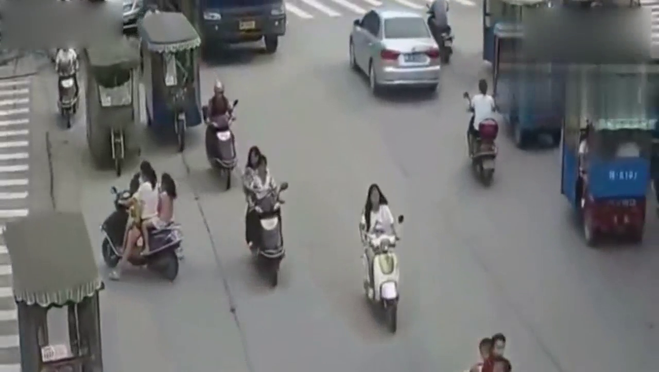 头也不回就拐弯，电动车司机都进来看看吧！