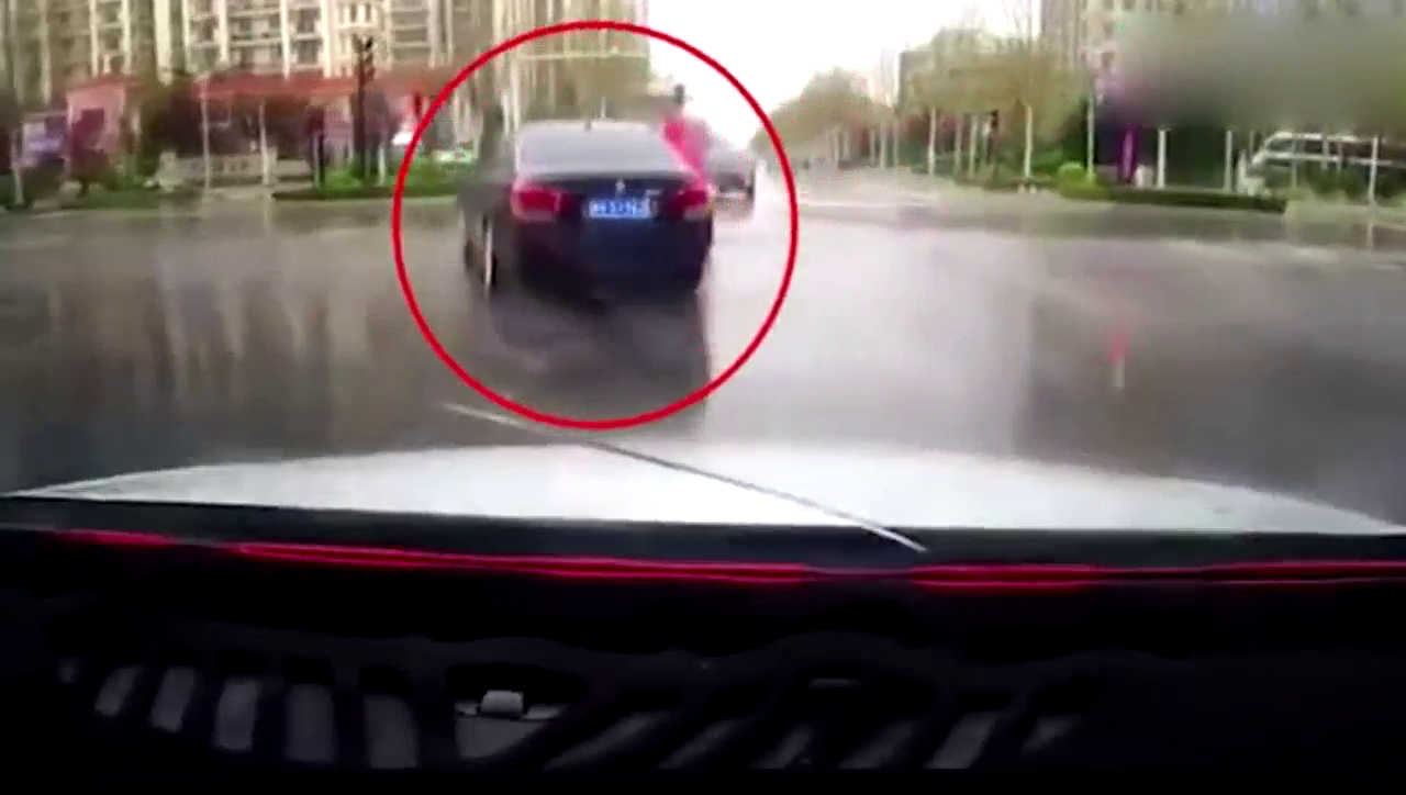 宝马5系, 左拐撞倒电动车后逃跑