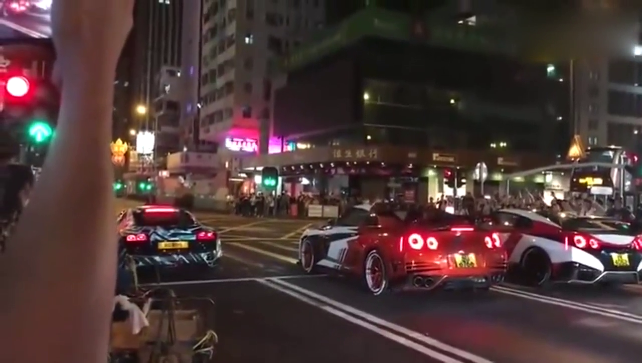 红绿灯路口偶遇四辆超级跑车玩飙车，没想到结局却是这样