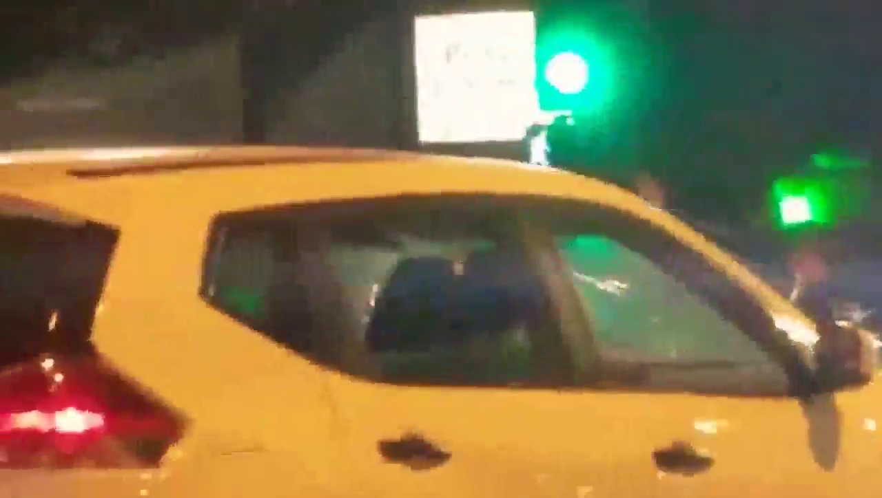 改装车马路上一言不合就玩“尬舞”