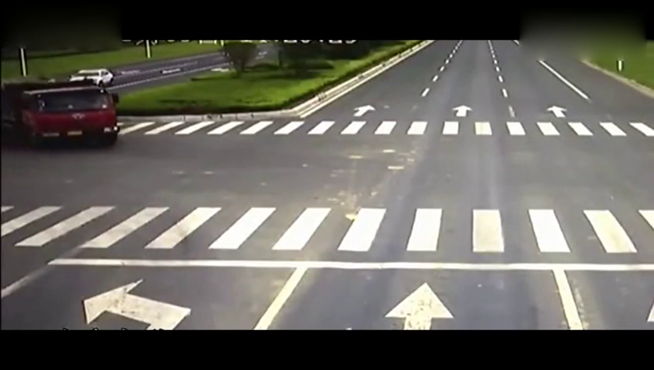 私家车和大卡车抢道，最后我只看见一堆废铁！