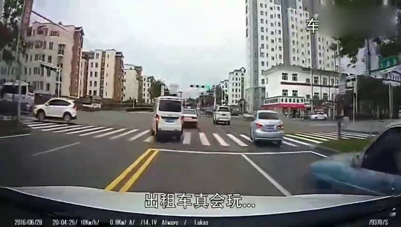 出租车仗着是直行，直接不减速撞上转弯车