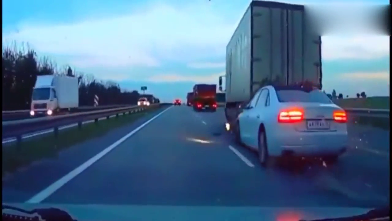 几个最惨烈的车祸集锦，胆小别看！生命诚可贵，注意交通安全！