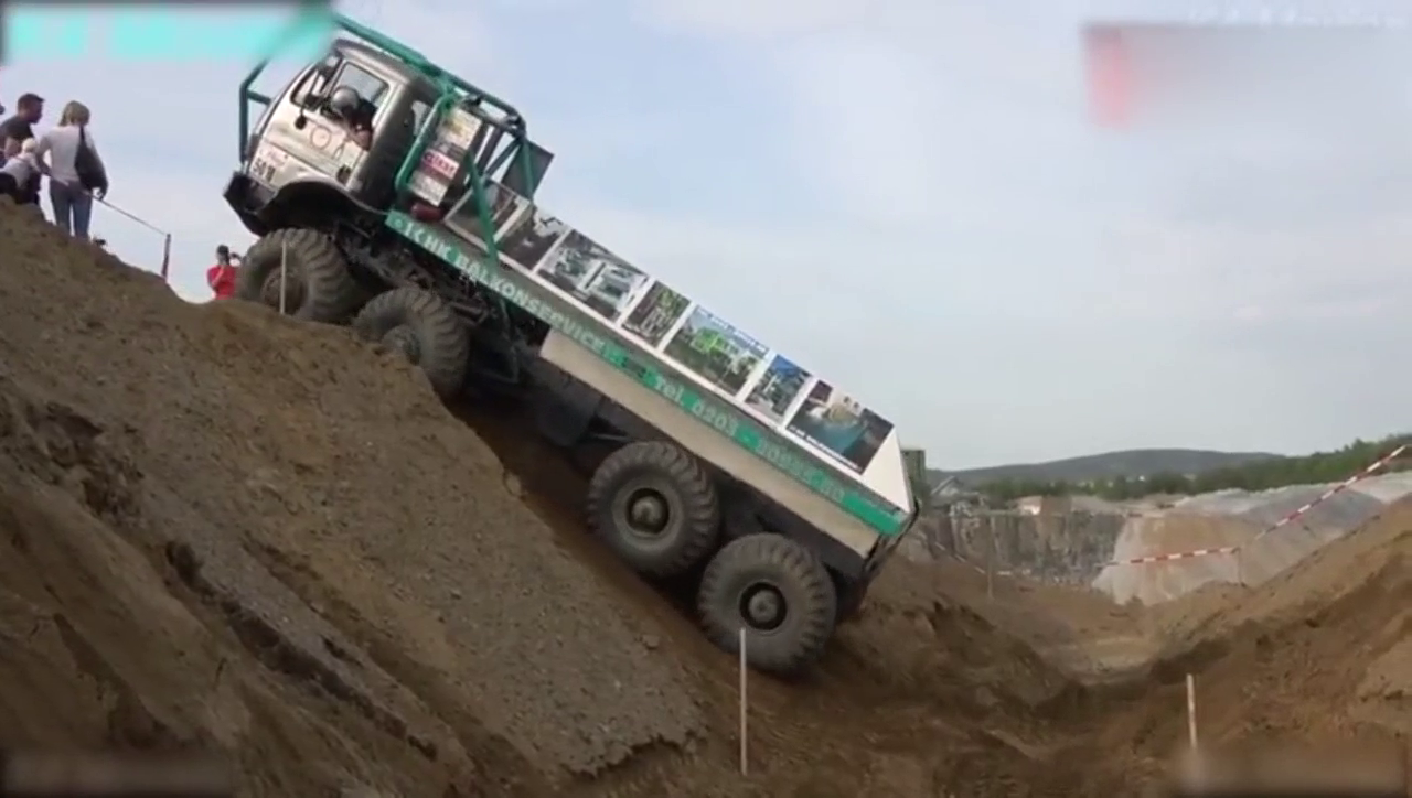 奔驰8×8全地形卡车壕沟越野，爬坡跟玩似的