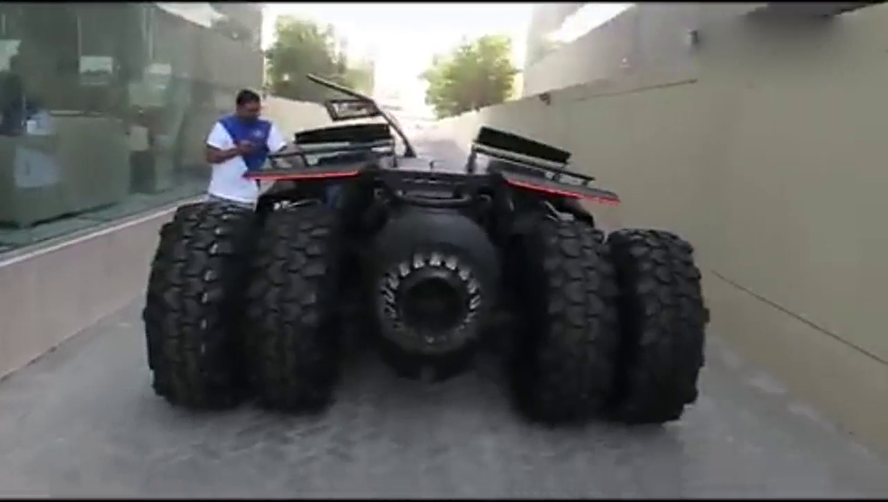 女土豪订购的战神跑车到货，倒车的那一瞬间彻底尴尬了！