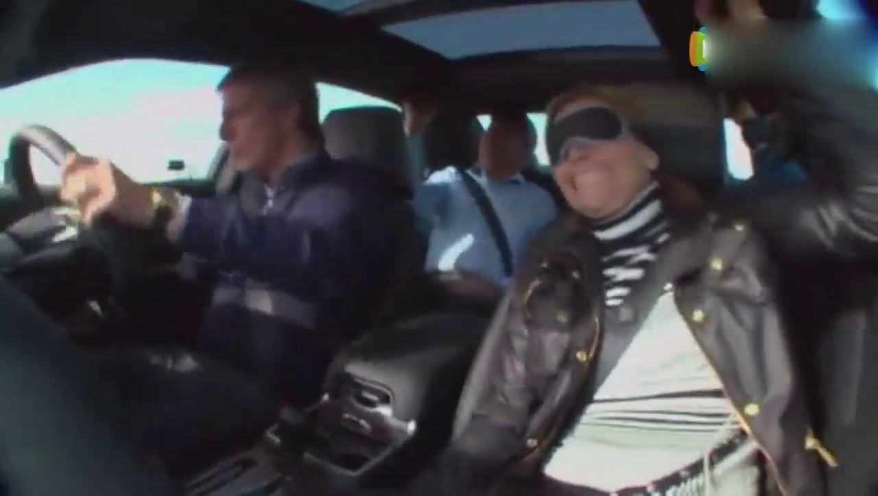 吓坏美女靓模，歪果仁车展激烈试驾美式性能车