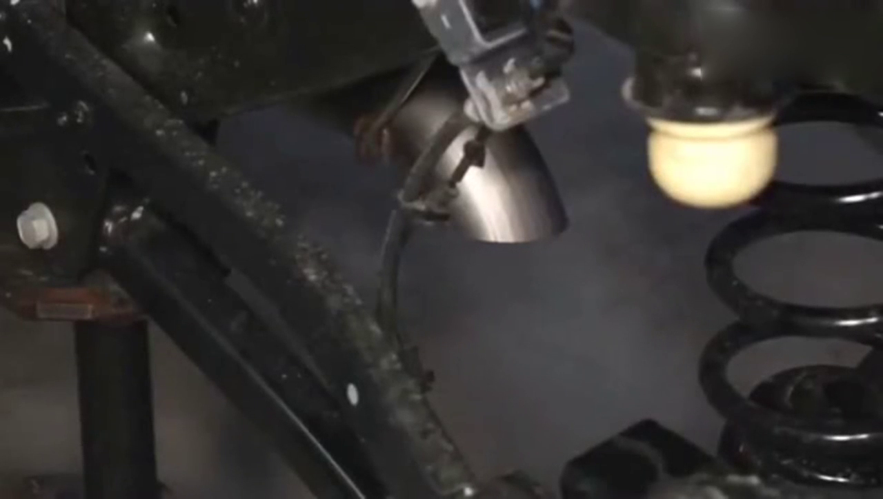 土豪讲全新牧马人换完排气管后，一脚油门下去超级跑车都吓到了