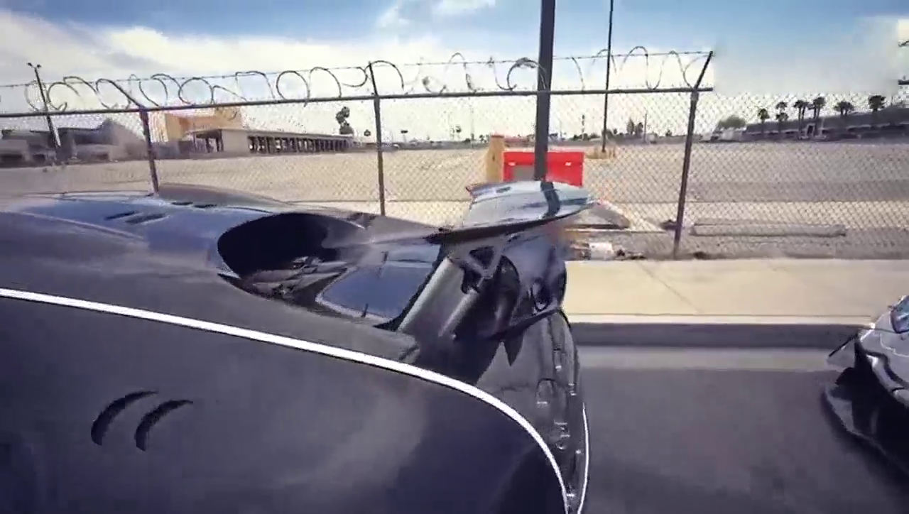 土豪开布加迪去参加跑车聚会，尾翼刚升起不久结果悲剧了！