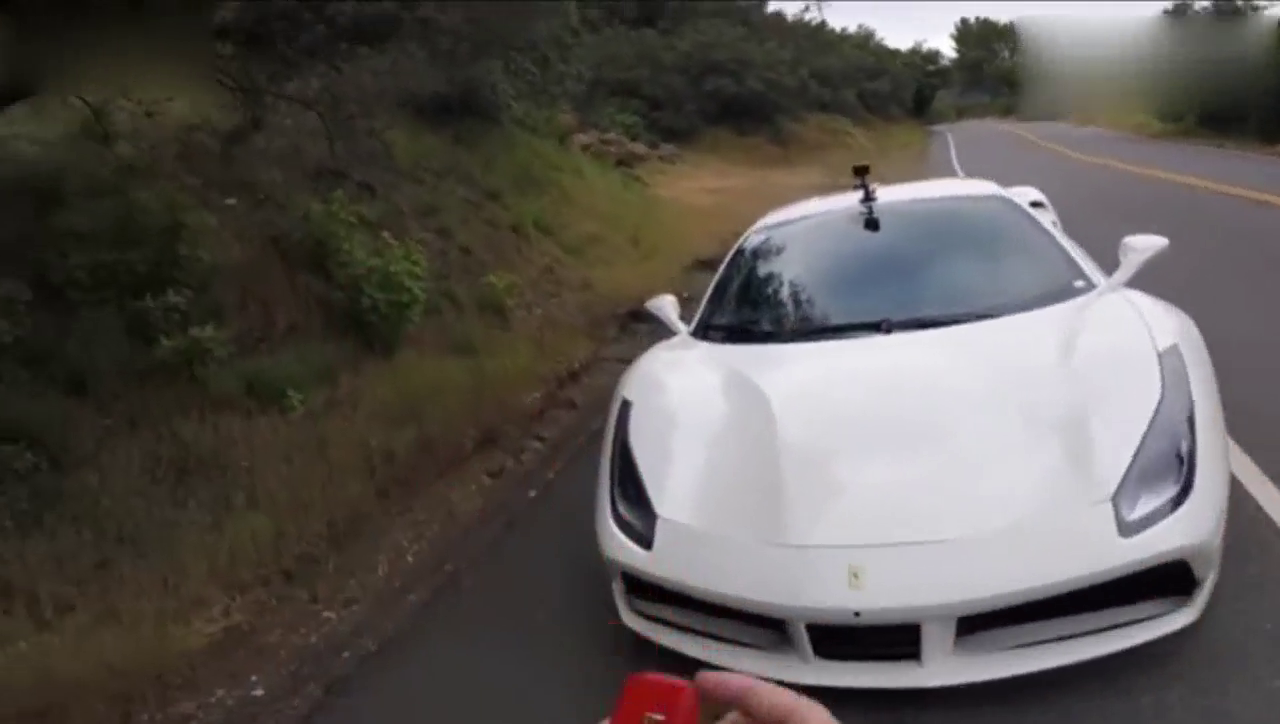 价值500多万的法拉利跑车有多好，打开车门的瞬间才是霸气的开始