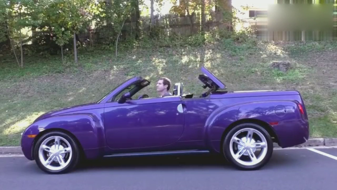 本以为是一台豪华跑车，打开后备箱瞬间蒙圈了！