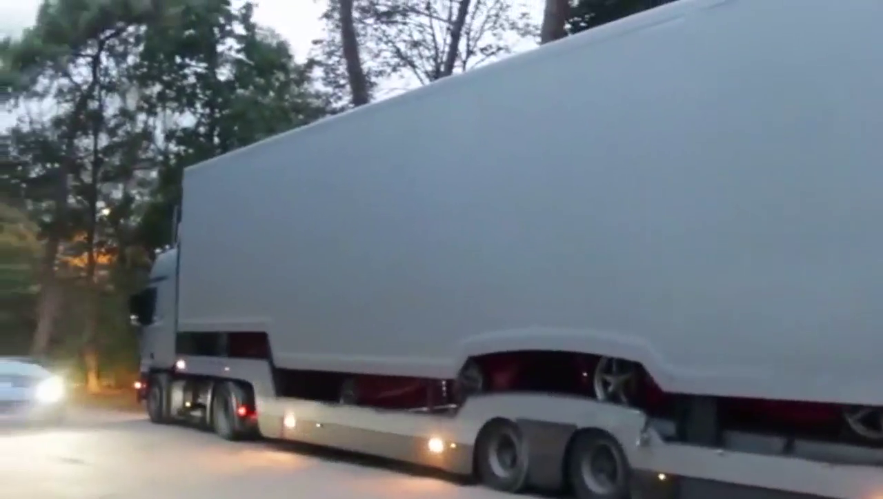 迪拜土豪花费5亿定制的跑车刚刚到货 打开车厢才知道有多么霸气