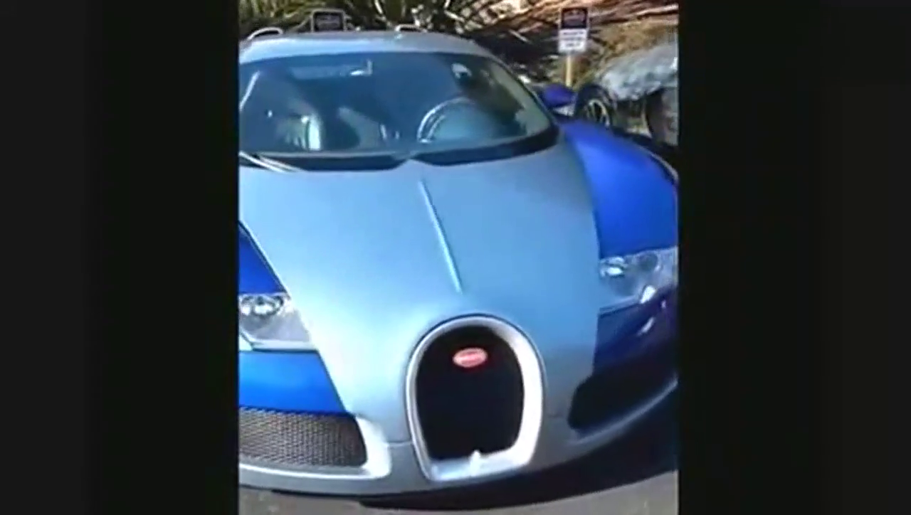 酒店门口停了一堆布加迪跑车，很震撼，第二辆你是经历了什么？