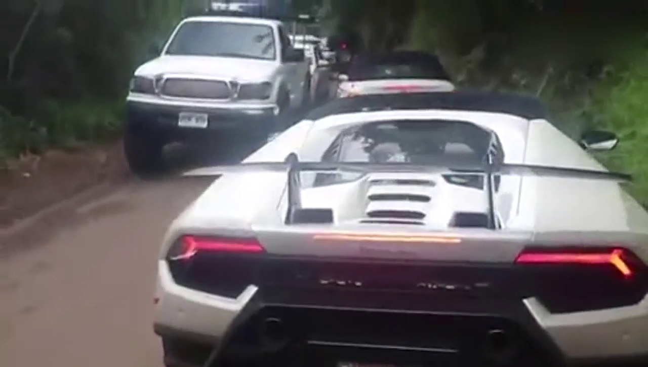 会车的瞬间，才知道驾驶兰博基尼跑车到底有多么霸气！