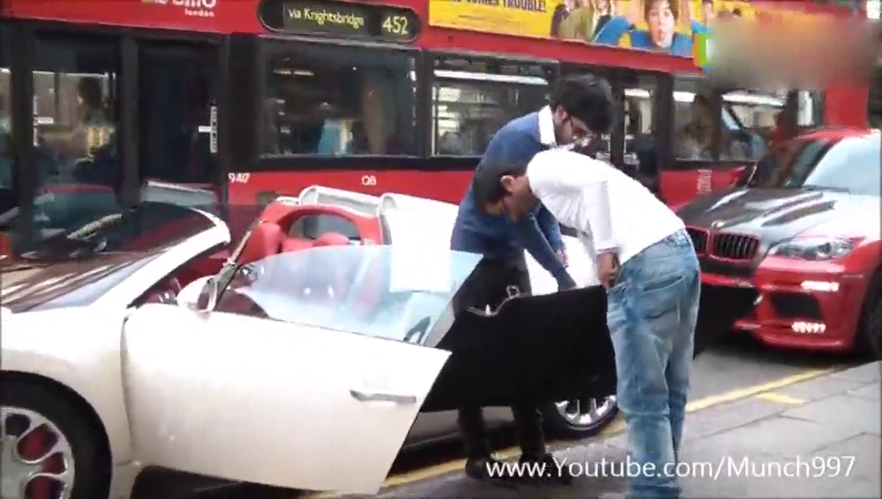 千万布加迪敞篷车是这样子的，看到这样的设计我就笑了