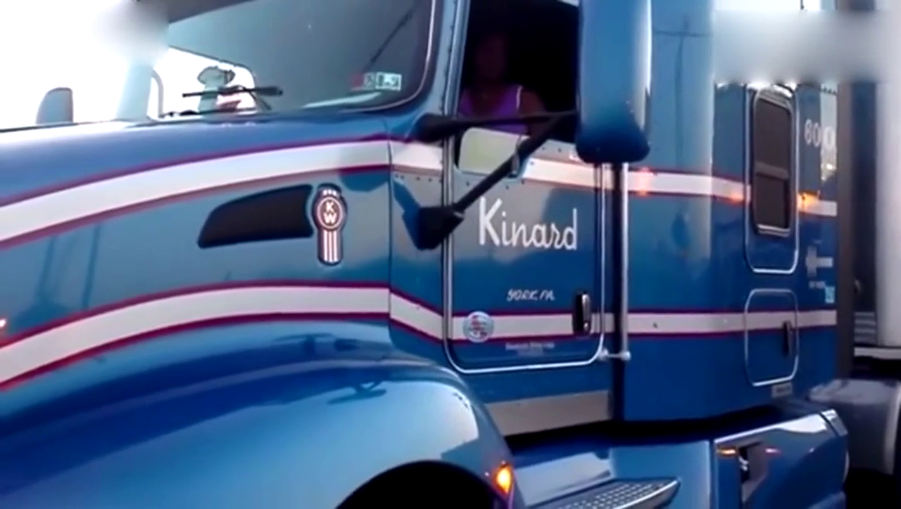 女司机驾驶30多米的卡车倒车入库，看她如何进去